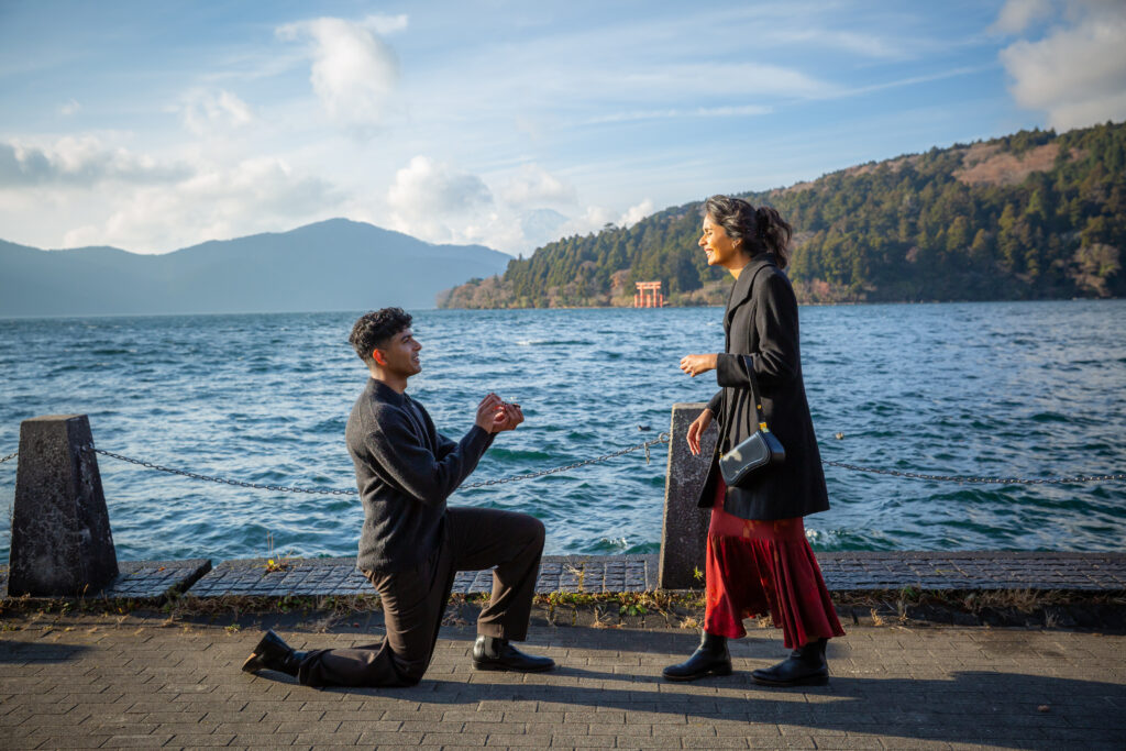 Surprise proposal in Hakone, Mt Fuji and Hakone Shrine.
